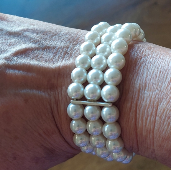 FREE WHEN BUNDLED-Faux pearl bracelet - Picture 3 of 3